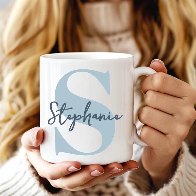 Brautjungfer | Moderne Staubblaue Monogramm-Initia Kaffeetasse (Gift for Bridesmaid Proposal | Elegant Mother's Day Monogram Mug | Custom Graduation Gift for Her)