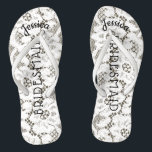 Brautjungfern-Strand-Hochzeits-weiße Spitze-mit Flip Flops<br><div class="desc">Personalisierte, romantische Blumenspitze, rustikale Strandhochzeit drehen Vintage Art Reinfallsandelholze Imitats, weiße mit Blumenspitze auf rustikalem Leinwandblickhintergrund um. Name der Brautjungfer oben in gebogener, eleganter Art, Skriptbuchstaben. Brautjungfer wird hinunter die Mitte in der modernen Beschriftung gedruckt. Ändern Sie zu den Sitz-Brautpartymitgliedern, wie Braut, Blumenmädchen oder Trauzeugin. Rustikale Strand-Gastgeschenke Hochzeit für Brautpartymitglieder....</div>
