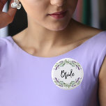 Brautlavender violet eukalyptus grün Hochzeit Button<br><div class="desc">Für die Braut. Ein schick weißer Hintergrund. Mit Lavendel dekoriert,  Blume mit violetten Blumen und eine Aquarellpflanze mit Eukalyptus.</div>