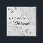 Brautmädchen Hochzeit Tag Extravagant Silver Filig Button<br><div class="desc">Identifizieren Sie die Hauptakteure Ihres Brautparty, Ihrer Hochzeit oder Ihres Probe-Dinners mit unseren eleganten Silver Imitate Folientasten. Dieser Knopf wurde für die Koordination mit unserer Silver Foil Wedding Suite konzipiert. Er enthält eine Silver Imitate Folie, die auf einem weißen Hintergrund geblüht ist. Perfekt als Gutes oder Geschenk für die Mitglieder...</div>