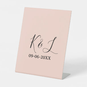 Brautpaar Name Buchstabe Datum rote Pastell Hinter Sockelschild
