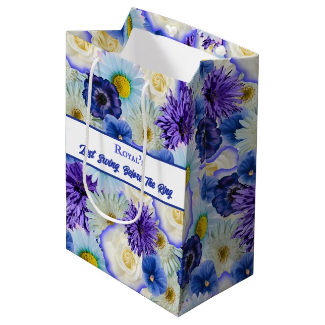 Brautparty Bachelorette, blau und weiß Mittlere Geschenktüte (Vorderseite Schrägansicht)