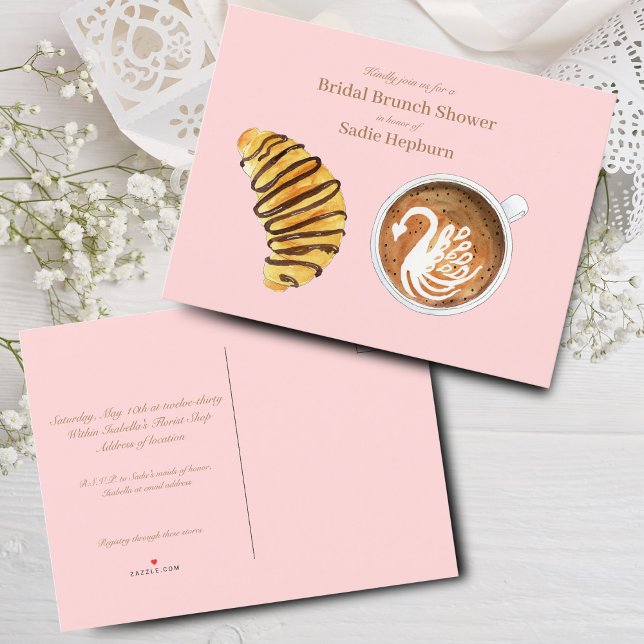 Brautparty Brunch Wasserfarbe Latte & Croissant Einladungspostkarte (Chic Brunch Invitation: Hand-painted, budget-friendly invite for a romantic bridal shower.)