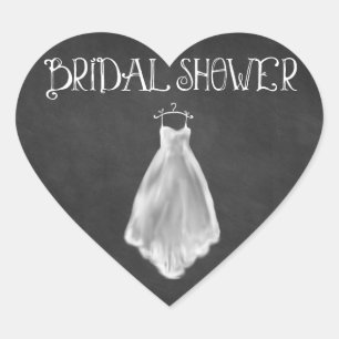 Brautparty für Hochzeitskleidung auf der Tafel Herz-Aufkleber
