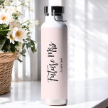 Brautparty Future Mrs. Blush Pink Trinkflasche<br><div class="desc">Zukünftige Frau Brautparty Water Flasche in Rosa und Schwarz. Karo unten in unserer Shop-Kollektion für passende Artikel.</div>