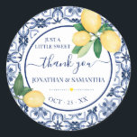 Brautparty Lemons Mediterranean Danke Runder Aufkleber<br><div class="desc">Fügen Sie dem Design den Wortlaut hinzu. Für weitere Änderungen (Schriftart, Stil des Schriftartes, Entfernen oder Verschieben von Elementen, andere Formulierung ändern), klicken Sie auf Personalisieren, scrollen Sie nach unten und klicken Sie auf den Link "Klicken Sie auf, um weiter anzupassen". ** Bitte lesen Sie die vollständige Auflistung für die...</div>