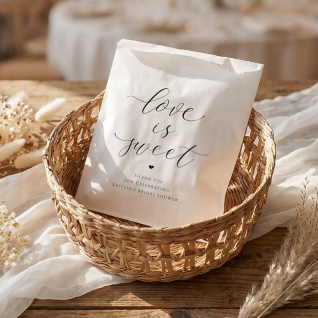 Brautparty Liebe ist süß Elegantes Herz Geschenktütchen (Wedding favor bags - love is sweet - elegant calligraphy script with heart.)