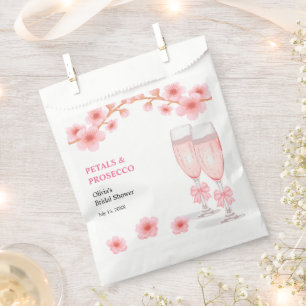 Brautparty mit rosa Schleife, Blumenblättern und P Geschenktütchen