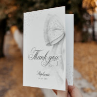 Brautparty mit weißem Bogen geklappt