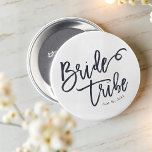 Brautstamm modern und einfach handschriftlich button<br><div class="desc">Besteht aus Serifen und spielerischer,  kursiver Schrift-Typografie. Alles vor einem Hintergrund mit weißem Hintergrund. Dieses Design ist einfach,  modern und lustig! Dieses wurde von White Paper Birch Co. entworfen,  exklusiv für Zazzle. Abrufbar unter: http://www.zazzle.com/store/whitepaperbirch</div>