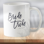 Brautstamm modern und einfach handschriftlich kaffeetasse<br><div class="desc">Besteht aus Serifen und spielerischer,  kursiver Schrift-Typografie. Alles vor einem Hintergrund mit weißem Hintergrund. Dieses Design ist einfach,  modern und lustig! Dieses wurde von White Paper Birch Co. entworfen,  exklusiv für Zazzle. Abrufbar unter: http://www.zazzle.com/store/whitepaperbirch</div>