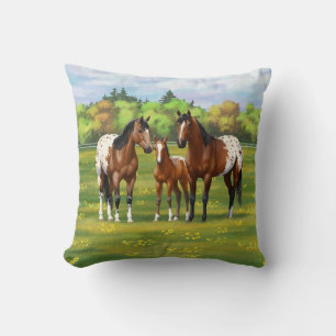 Brawn Bay Appaloosa Pferde im Sommer Weide Kissen