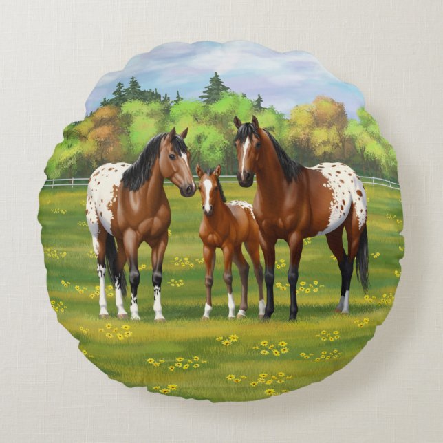 Brawn Bay Appaloosa Pferde im Sommer Weide Rundes Kissen (Vorderseite)