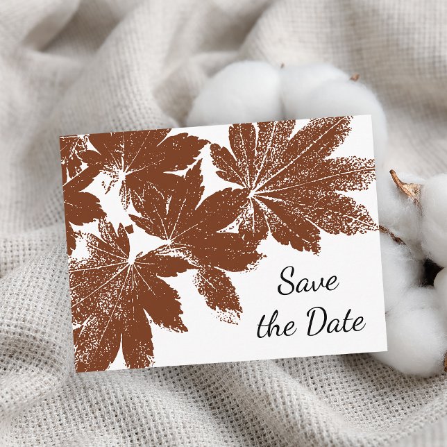 Brawn Fall Leaf Briefmarke Hochzeit speichern das  Ankündigungspostkarte (Fall in Love with this woodsy Autumn leaves save the date postcard.)