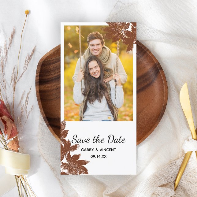 Brawn Fall Maple Leaf Briefmarke Hochzeit speicher Save The Date (Fall in Love with this woodsy Autumn Leaves save the date photo card.)