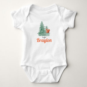 Braylon Name Reveal Letter Woodland Boy Eichhörnch Baby Strampler