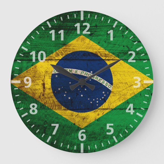 Brazil Flag on Old Wood Grain Große Wanduhr (Vorderseite)