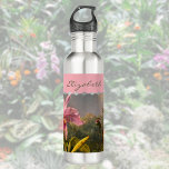 Brazilian Cattelya Orchid Hummingbird Monogrammed Edelstahlflasche<br><div class="desc">This pretty pink orchid water bottle features a painterly version of the amazing work of the Amazon rain forest by Martin Johnson Heade. Your or your recipient's name s monogrammed at the top in darak olive green on a dusty pink colorblock, set off by a silver colored border. This artwork...</div>