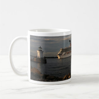 Breakwater Light - Kreuzfahrtschiff verlassend Haf Kaffeetasse