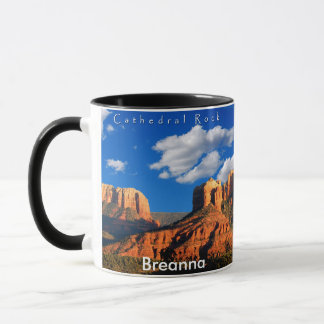 Breanna sur la roche de cathédrale et la tasse de