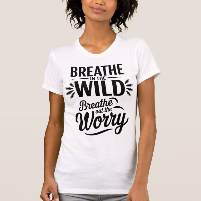 Breathe in the Wild Quote Design T-Shirt (Vorderseite)