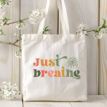 Breathe Modern Typografy Dandelion Blume Tragetasche<br><div class="desc">Just Breathe Modern Typografy Dandelion Blume Tragetaschen präsentiert den Text "Just Breathe" in einer modernen Schrift Typografie mit einem Kronleuchter Blume. Perfekt als Geschenk für sie zum Geburtstag,  Weihnachten,  Muttertag,  beste Freunde,  Schwestern und mehr. Von Evco Studio entworfen www.zazzle.com/store/evcostudio</div>
