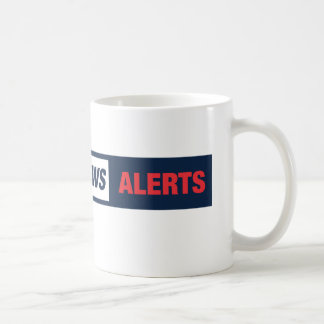 Brechende Nachrichten alarmieren klassische Tasse