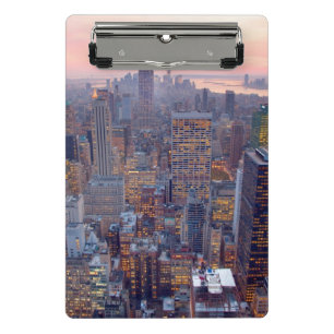Breite Ansicht von Manhattan am Sonnenuntergang Mini Klemmbrett