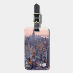 Breite Sicht auf Manhattan bei Sonnenuntergang Gepäckanhänger