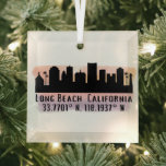 Breite und Länge der Long Beach Skyline Ornament Aus Glas<br><div class="desc">Glasschmuck mit Long Beach California City Skyline Silhouette mit Aquarellblau und Koordinaten der Längen- und Breitengradkarte</div>