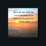 BREITENDES PSALM 118:24 SONNENRISE-FOTO LEINWANDDRUCK<br><div class="desc">Dies ist der Tag, den der Herr gemacht hat, wir werden uns freuen und darin froh sein. Seien Sie ein Gesandter des Powers Gottes mit diesem herrlichen Sonnenaufgang über dem Ozean Foto-Design mit der ermutigenden Schrift Vers Psalm 118:24 über T-Shirts und Geschenke. Dieses schöne Psalm 118:24 Design wird ein wertvolles...</div>