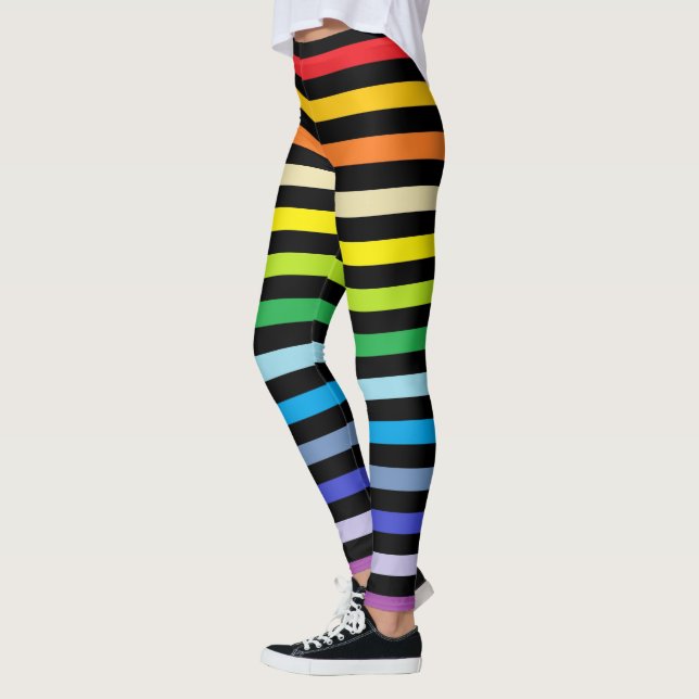 Breiterer Spektrum-Regenbogen und schwarze Leggings (Links)