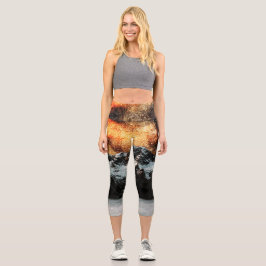 Brennende Galaxie über majestätischen Bergen Capri Leggings