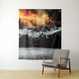 Brennende Galaxie über majestätischen Bergen Wandteppich