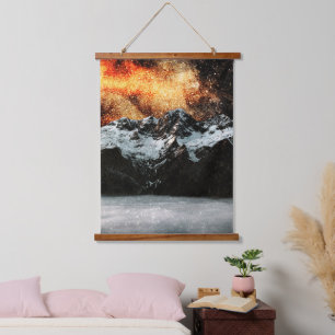 Brennende Galaxie über majestätischen Bergen Wandteppich Mit Holzrahmen