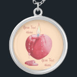 brennende rote Kerze mit herzförmiger Flamme aus L Versilberte Kette<br><div class="desc">Die originalgetreue Herzflamme und die herzförmige Kerzenillustrierung auf diesem coolen Schmuckstück wurde inspiriert, während ich eine rote Kerze schmelzen sah. Das rote, herzenförmige Schmelzwurz läuft langsam an der Seite der Kerze herunter und tropft in einen herzförmigen Pool aus rotem Wachs. Die farbenfrohe rote und gelbe Flamme ist auch herzförmig. Die...</div>