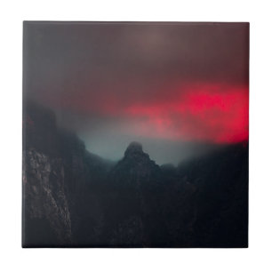 Brennende Wolken, Nebel und Berge Fliese