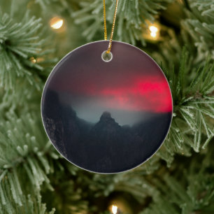 Brennende Wolken, Nebel und Berge Keramik Ornament