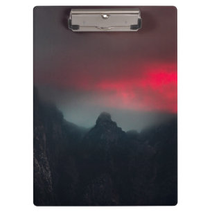 Brennende Wolken, Nebel und Berge Klemmbrett