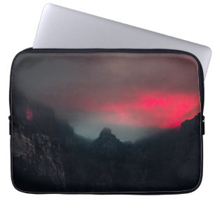Brennende Wolken, Nebel und Berge Laptopschutzhülle