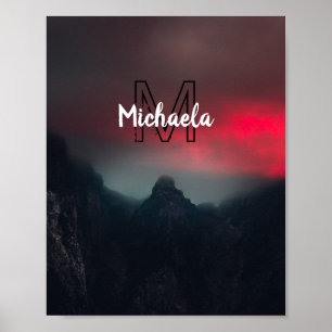 Brennende Wolken, Nebel und Berge Monogramm am Him Poster