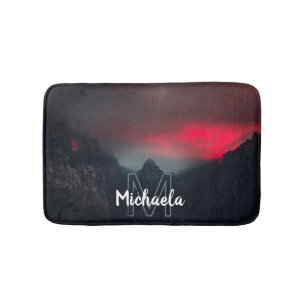 Brennende Wolken, Nebel und Berge Monogramm Badematte