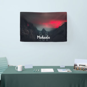 Brennende Wolken, Nebel und Berge Monogramm Banner