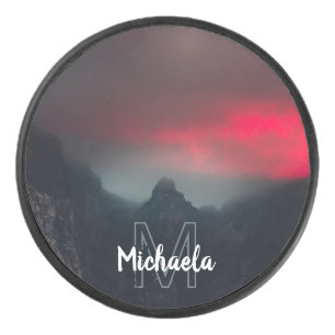 Brennende Wolken, Nebel und Berge Monogramm Eishockey Puck