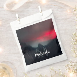 Brennende Wolken, Nebel und Berge Monogramm Geschenktütchen