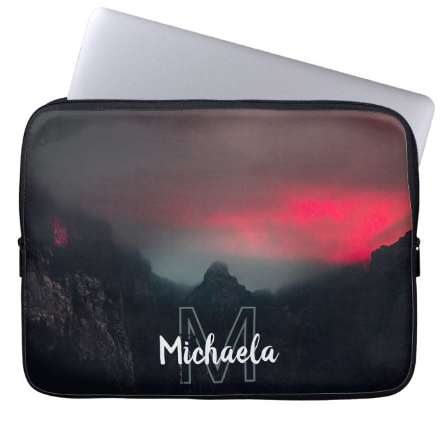 Brennende Wolken, Nebel und Berge Monogramm Laptopschutzhülle (Vorderseite)