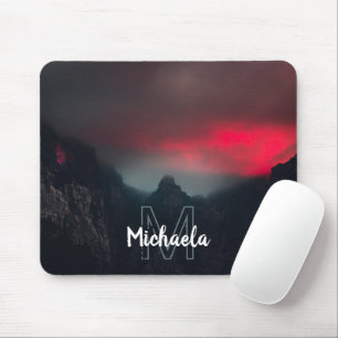 Brennende Wolken, Nebel und Berge Monogramm Mousepad