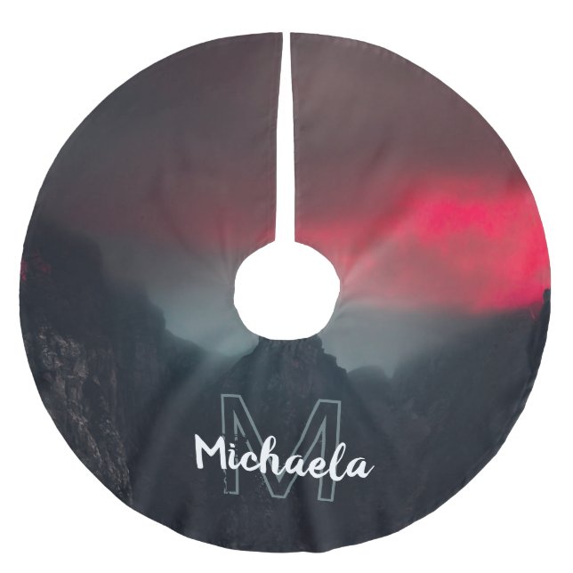 Brennende Wolken, Nebel und Berge Monogramm Polyester Weihnachtsbaumdecke (Vorderseite)