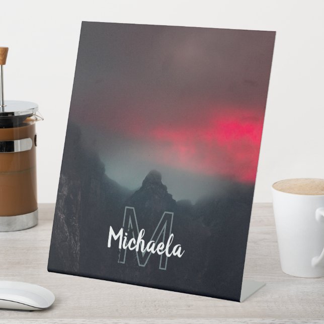 Brennende Wolken, Nebel und Berge Monogramm Sockelschild (In Situ)