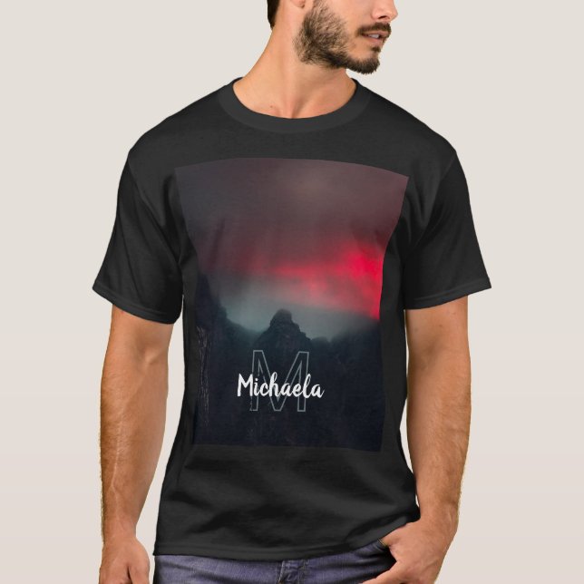 Brennende Wolken, Nebel und Berge Monogramm T-Shirt (Vorderseite)